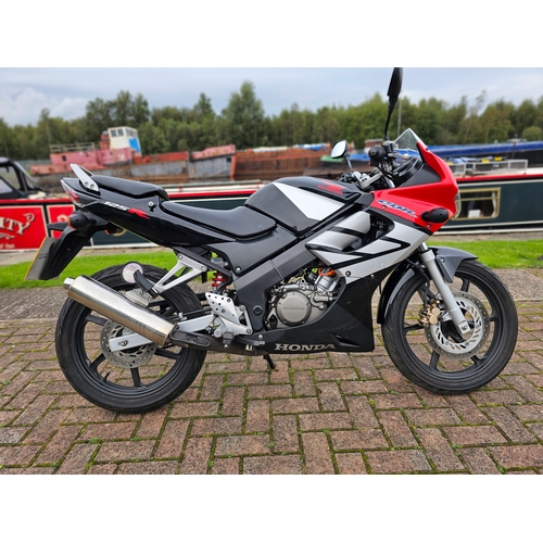 586 - 2005 Honda CBR125R, 124cc. Registration number RJ05 VSM. Frame number MLHJC34A955112075. Engine numb... 