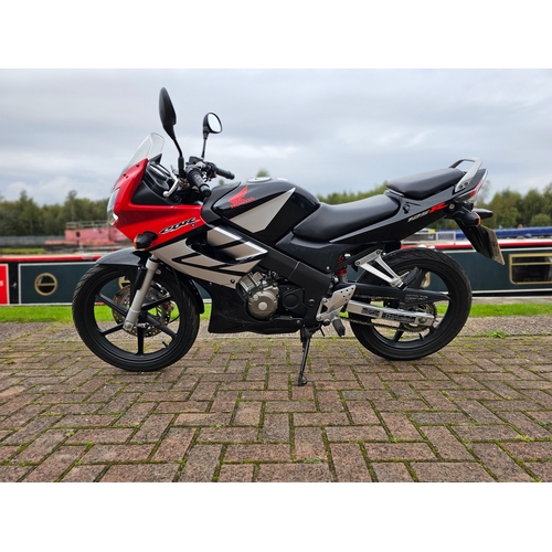 586 - 2005 Honda CBR125R, 124cc. Registration number RJ05 VSM. Frame number MLHJC34A955112075. Engine numb... 