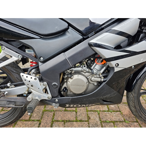 586 - 2005 Honda CBR125R, 124cc. Registration number RJ05 VSM. Frame number MLHJC34A955112075. Engine numb... 