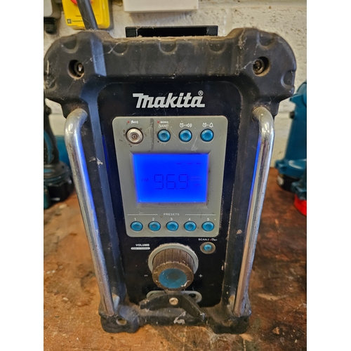 123 - A Makita radio, BMR100, working