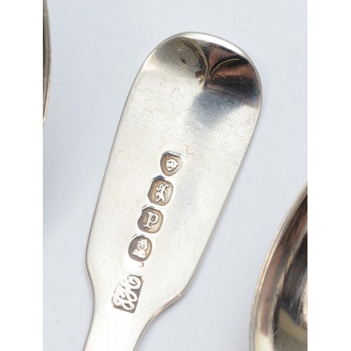 31 - A set of ten William IV silver fiddle pattern tea spoons, by Jonathan Hayne, London 1830,  monogramm... 