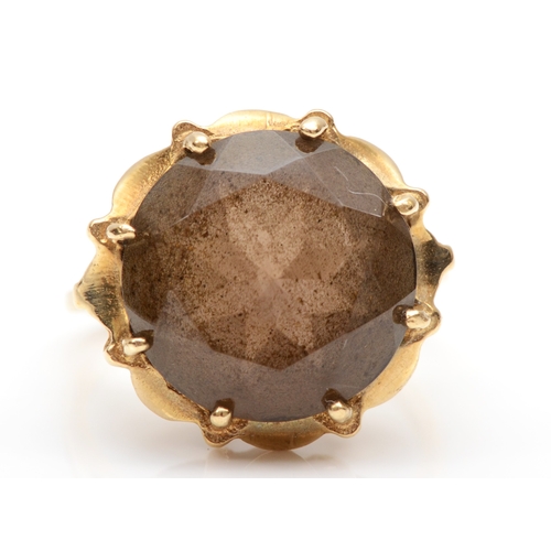 113 - A vintage 9ct gold smokey quartz cocktail ring, L, 4.1gm.