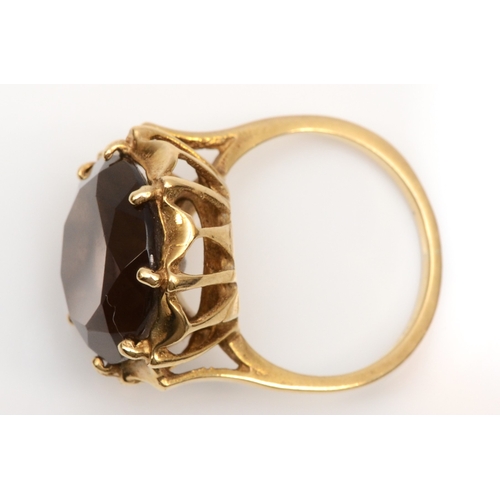 113 - A vintage 9ct gold smokey quartz cocktail ring, L, 4.1gm.