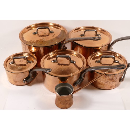 229 - A graduating set of five French copper lidded saucepans, each with iron hoop handles (5)