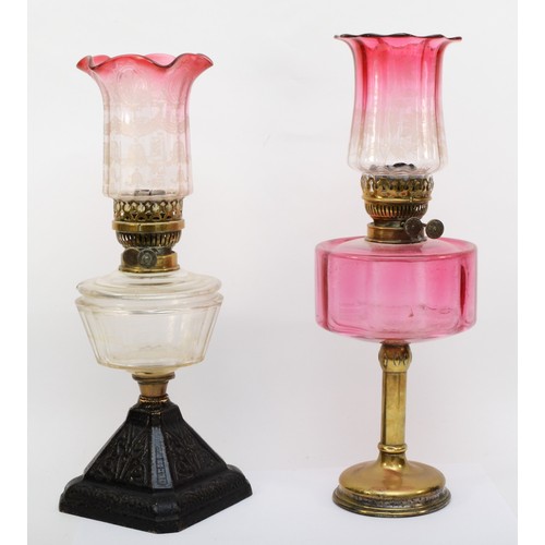 256 - A 19th/early 20th century brass and glass oil lamp, with clear and cranberry glass shade etched with... 