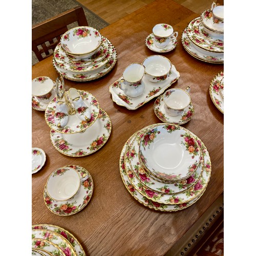 285 - An extensive Royal Albert Old Country Roses extensive dinner service comprising of sixteen  dinner p... 