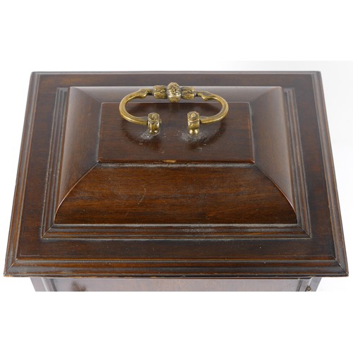 388 - A 20th century mahogany cased mantle clock, the glass door opening to reveal brass dial, the brushed... 