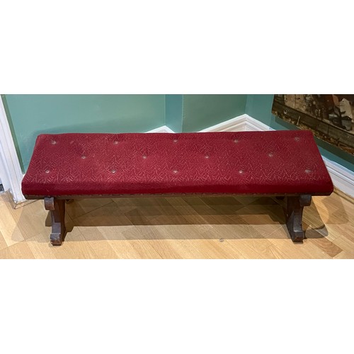 450 - A mid 20th century mahogany framed marriage stool, with sloping button upholstered seat, presentatio... 