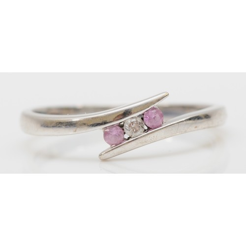 433 - A 9ct white gold, brilliant cut diamond and pink sapphire three stone ring, N 1/2, 1.9gm