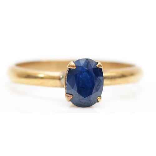 437 - A 14K gold sapphire single stone ring, J, 1.2gm