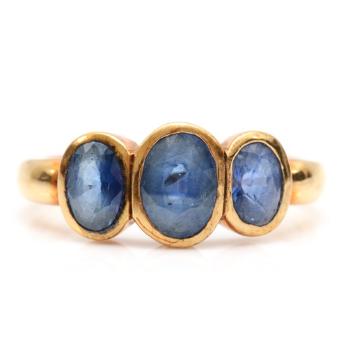 453 - A vintage 9ct gold three stone sapphire ring, L, 3.5gm