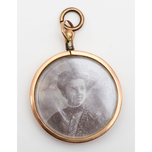 462 - An Edwardian 9ct rose gold photograph pendant, Chester 1905, diameter 25mm, 5.3gm