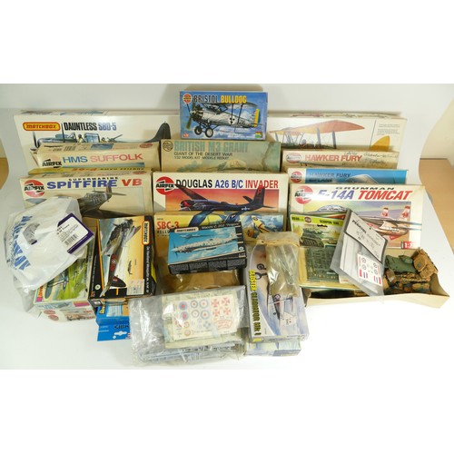 159 - Matchbox, two plastic 1:32 kits of aviation models, Tiger Moth DH-82A/C, 40505, a Douglas Dauntless,... 