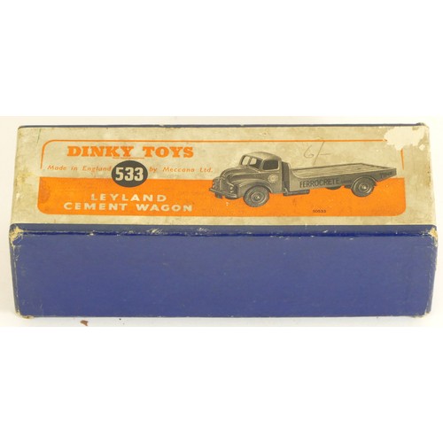 186 - Dinky Toys, a die-cast No.533 Leyland cement wagon 'Ferrocrete', boxed.