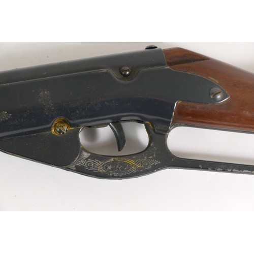 525 - A mid 20th century Daisy Woodstock B.B gun, model 95, reg number A696510, 93cm long.

This product i... 