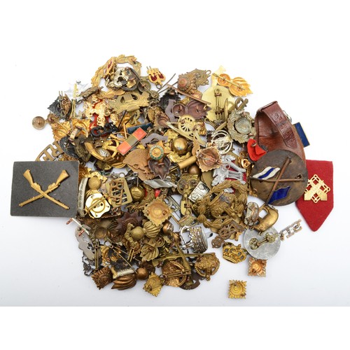 587 - A quantity of military lapel and collar badges