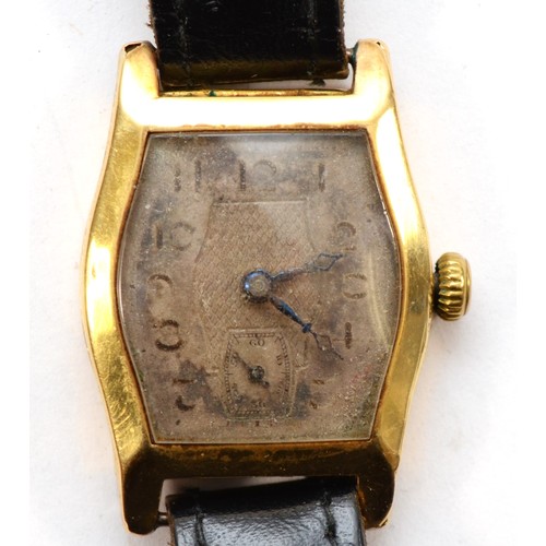 85 - An 18ct gold Art Deco manual wind gentleman's wristwatch, silvered dial, the case with floral engrav... 