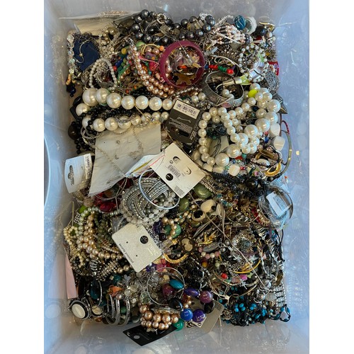 Approximately 10kg of costume jewellery.