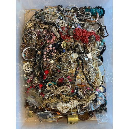 139 - Approximately 10kg of costume jewellery.