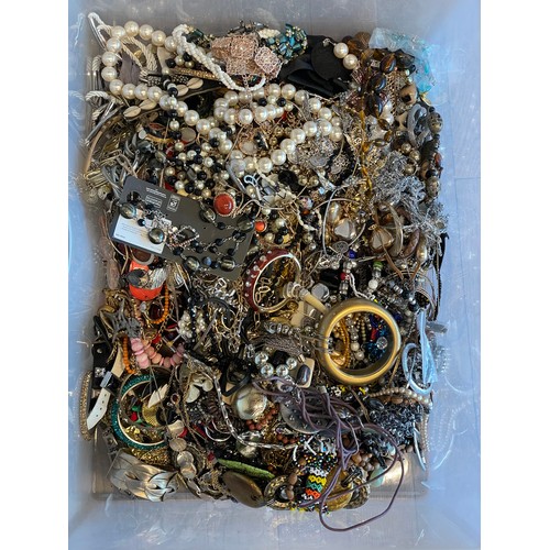 140 - Approximately 10kg of costume jewellery.