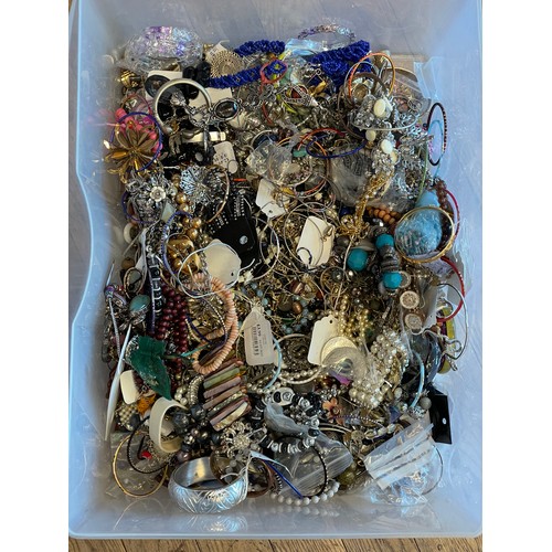 141 - Approximately 10kg of costume jewellery.