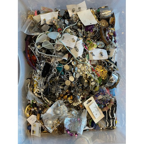 142 - Approximately 10kg of costume jewellery.