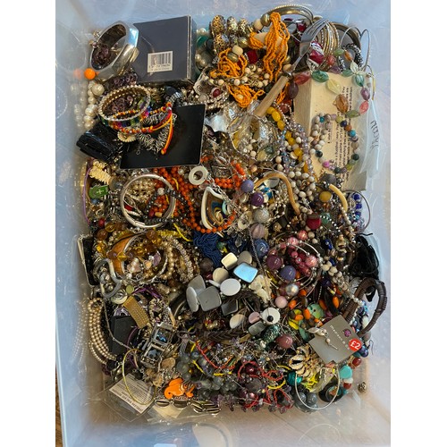 147 - Approximately 10kg of costume jewellery.