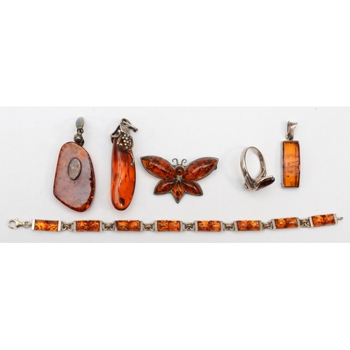 191 - A group of silver Baltic amber jewellery to include pendants, a bracelet and a ring O, 28gm.