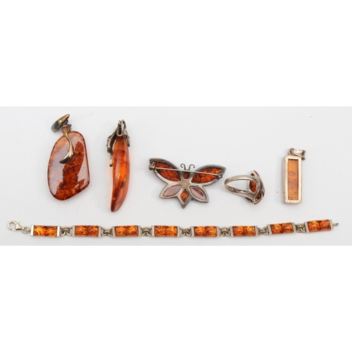 191 - A group of silver Baltic amber jewellery to include pendants, a bracelet and a ring O, 28gm.