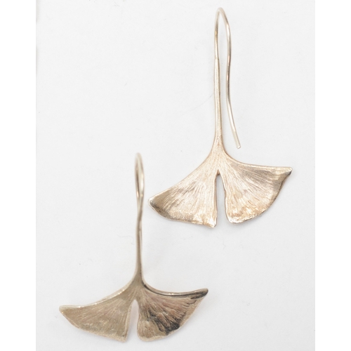 197 - A silver Modernist foliate necklace, 84cm, with matching drop earrings, 16gm.