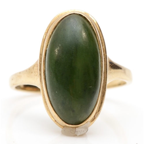 257 - A 9ct gold nephrite dress ring, 18 x 10mm, R, 4.5gm.