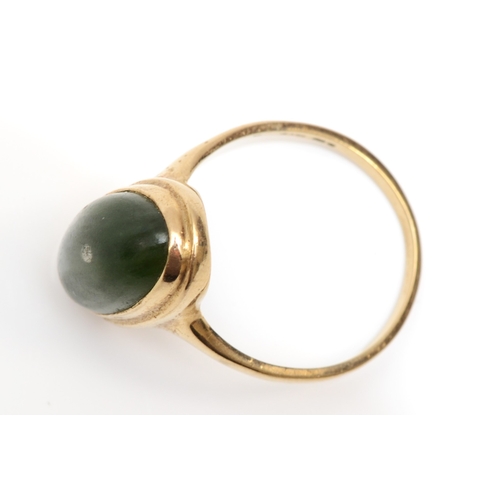 257 - A 9ct gold nephrite dress ring, 18 x 10mm, R, 4.5gm.