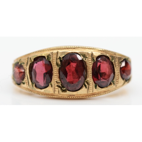 336 - A 9ct gold graduating five stone garnet dress ring, M, 3.4gm.