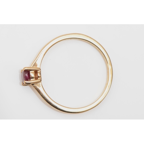 398 - A 9ct gold ruby solitaire ring, O, 1.7gm.