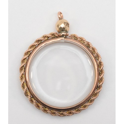 421 - A 9ct gold photograph pendant, 32mm, 4.7gm.