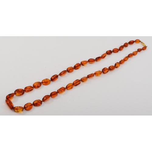 426 - A 375 gold clasped graduating Baltic amber beaded necklace, 9 - 20mm beads, 22.4gm.