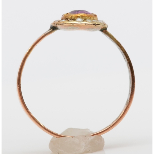 473 - A 9ct rose gold paste stone and seed pearl dress ring, with engraved detail to the inner band, K, 1.... 