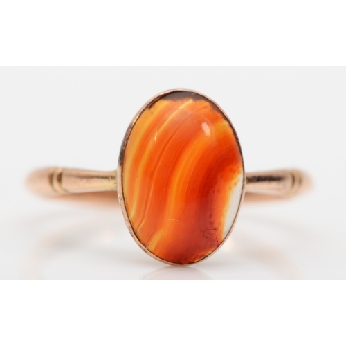 498 - An Edwardian 9ct rose gold banded agate dress ring, I, 1.2gm.