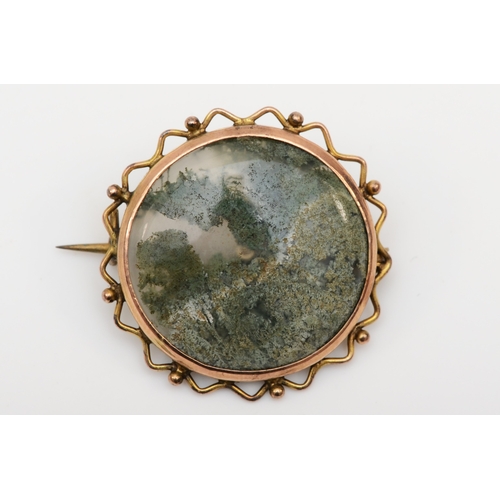 504 - A 9ct gold round moss agate brooch, 25mm, 4.4gm.