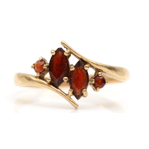 514 - A 9ct gold garnet four stone dress ring, M, 1.7gm.