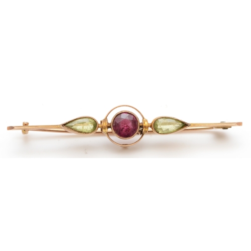 522 - An Edwardian 9ct gold garnet and peridot brooch, 55mm, 3.1gm.