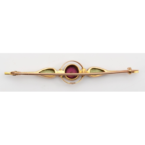 522 - An Edwardian 9ct gold garnet and peridot brooch, 55mm, 3.1gm.