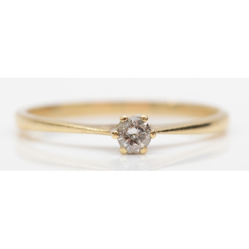 524 - A 9ct gold brilliant cut solitaire ring, N-O, 1gm.