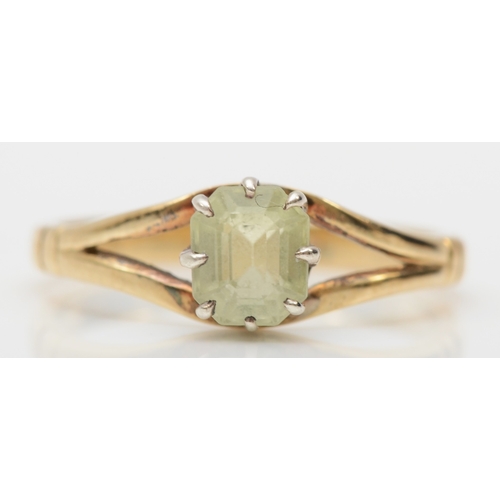 532 - A 9ct gold yellow tourmaline dress ring, M, 1.8gm.