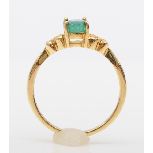 556 - A 9ct gold single stone emerald dress ring, O, 2.3gm.