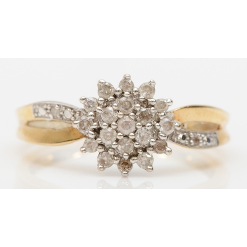 575 - A 9ct gold brillaint cut diamond cluster ring, stated weight 0.25, N, 2.3gm.