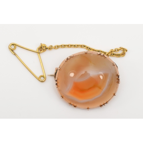 582 - A Victorian unmarked round agate brooch with base metal pin, 19mm, 4.9gm.