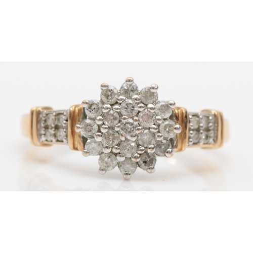 586 - A 9ct gold brillaint cut diamond cluster ring, P, 2.8gm.