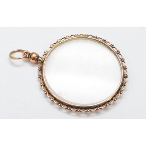 422 - A 9ct gold photograph pendant, with rope twist border, 33mm, 6.5gm.