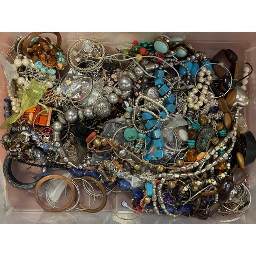 Approximately 5kg of costume jewellery.